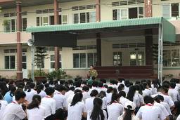 TRƯỜNG THCS PHẠM HỒNG THÁI TỔ CHỨC NÓI CHUYỆN TRUYỀN THỐNG CHÀO MỪNG NGÀY THÀNH LẬP QUÂN ĐỘI NHÂN DÂN VIỆT NAM
