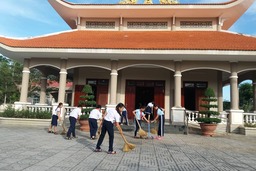 Liên đội Trường Tiểu học Đặng Văn Dực tổ chức dâng hương tưởng niệm các anh hùng liệt sĩ và chăm sóc Đền thờ liệt sĩ xã An Nhứt.