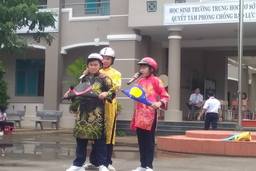 GIÁO DỤC ATGT CHO HỌC SINH TRƯỜNG THCS NGUYỄN HUỆ