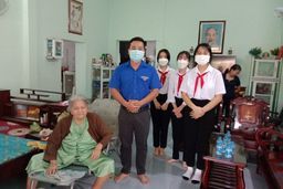 Liên Đội THCS Nguyễn Huệ  thăm tặng quà mẹ Việt Nam anh hùng Lương Thị Chinh