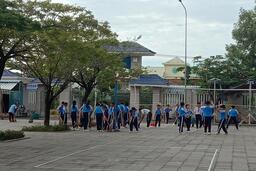 Học sinh trường THCS Nguyễn Huệ hưởng ứng chiến dịch diệt lăng quăng phòng bệnh sốt xuất huyết