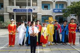 Trường THCS Nguyễn Huệ tổ chức thi kể chuyện trong buổi sinh hoạt dưới cờ