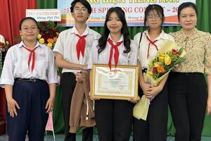 HỌC SINH THI HÙNG BIỆN TIẾNG ANH